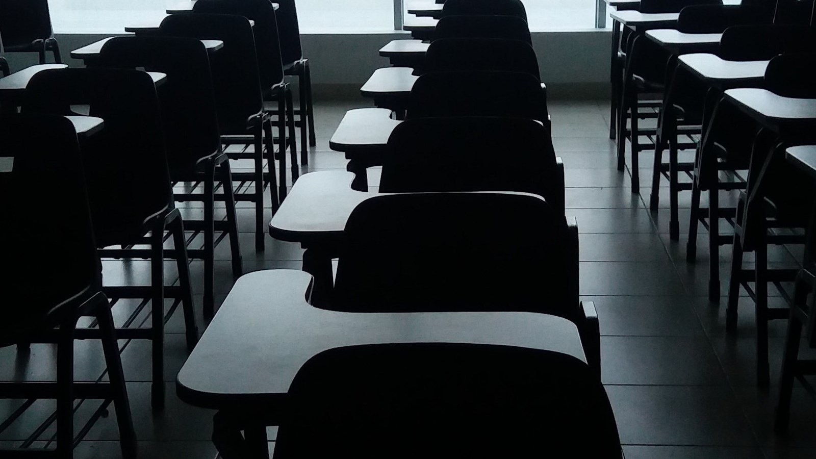 empty-classoom-with-desks